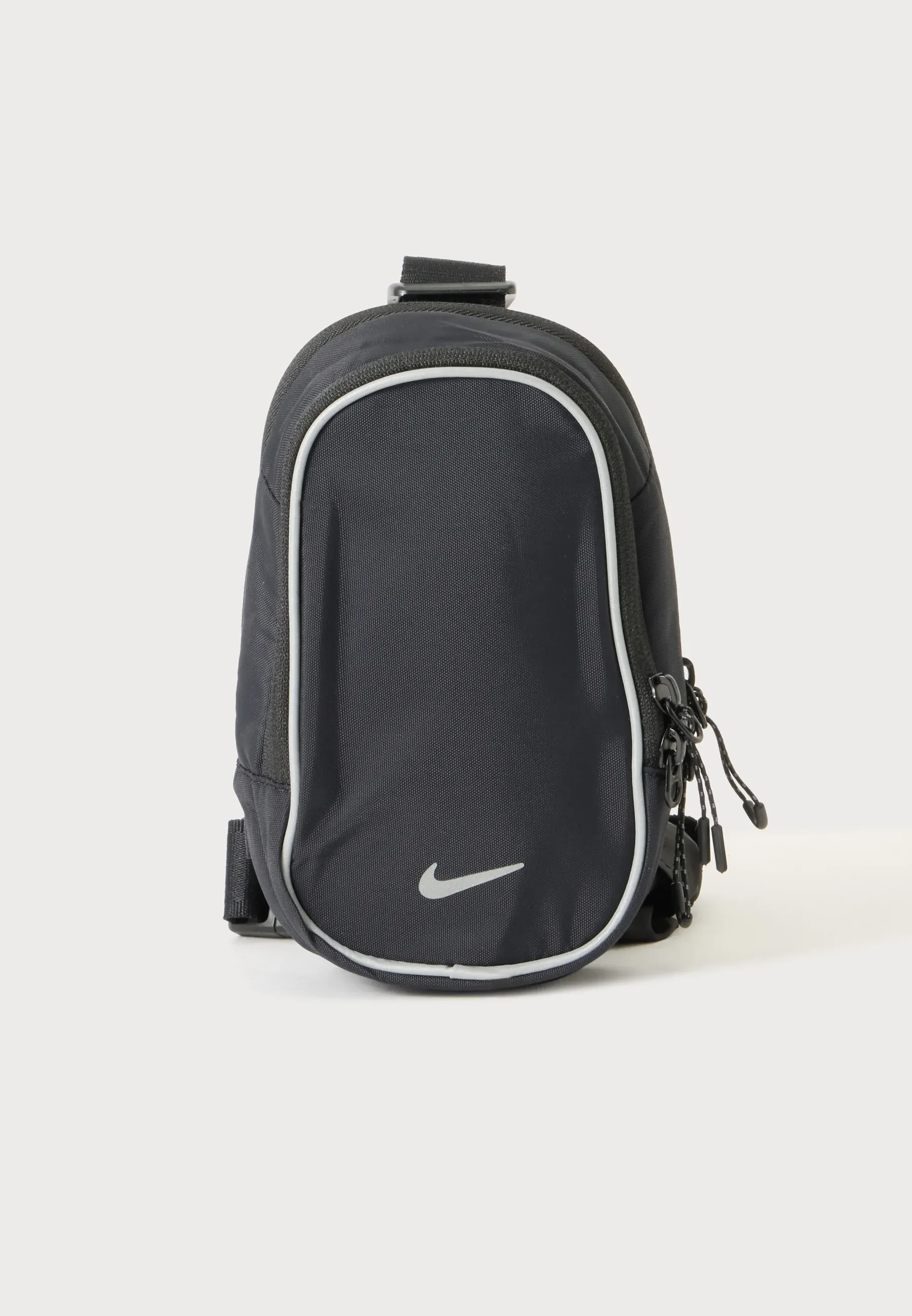 Nike Sportswear Commute Unisexe Sac à bandoulière Noir Argent Couleur