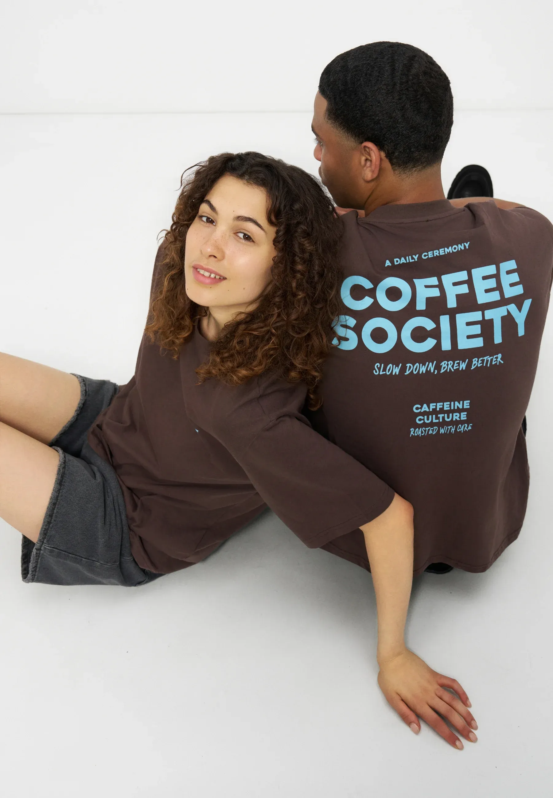 T-shirt unisexe YOURTURN avec impression brun foncé