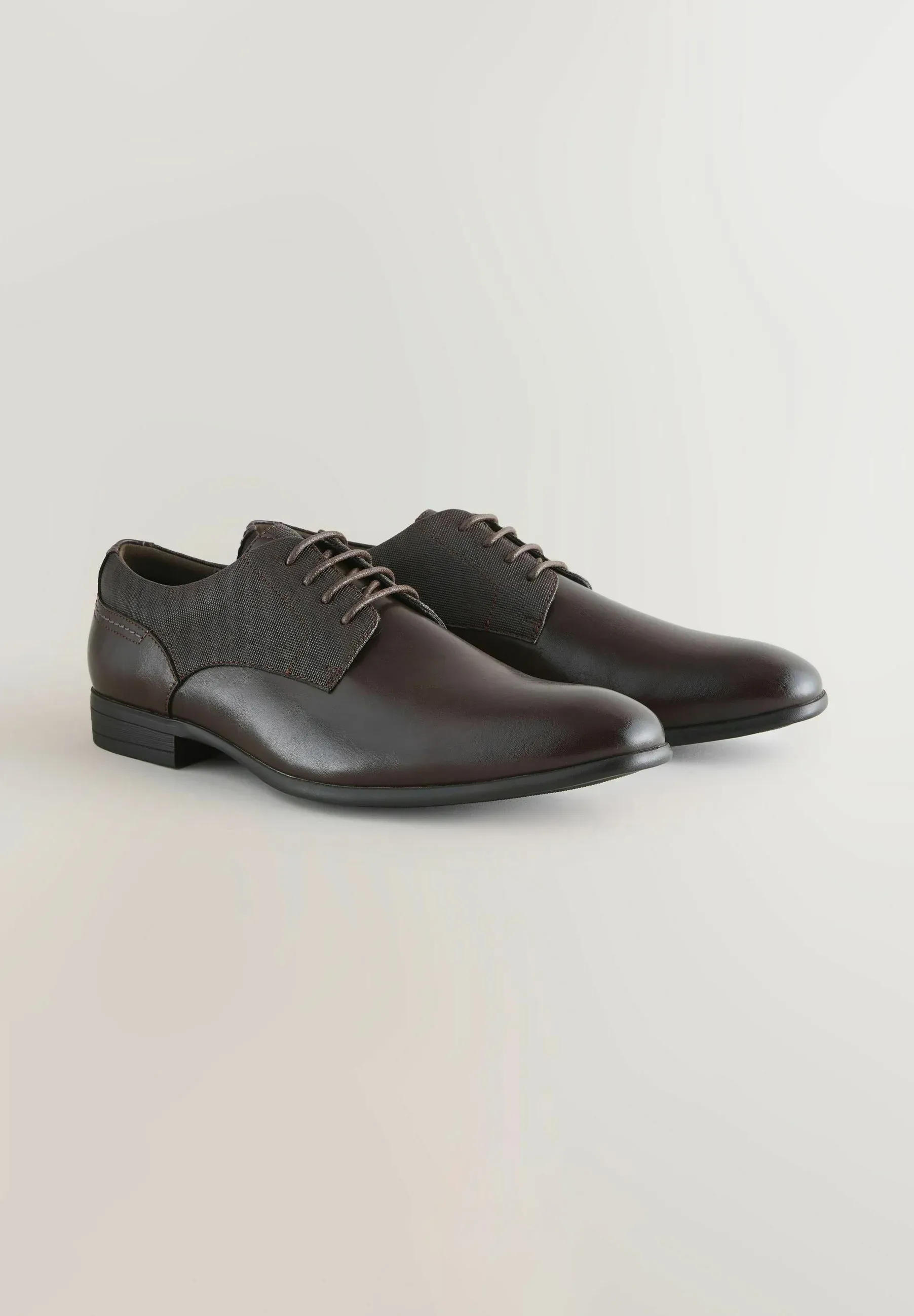 Next Chaussures Derby Regular Fit Stringate Marron