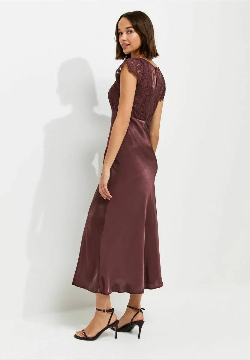 New Look Robe Midi à Manches en Dentelle Satin avec Fente pour Occasions Spéciales Bordeaux