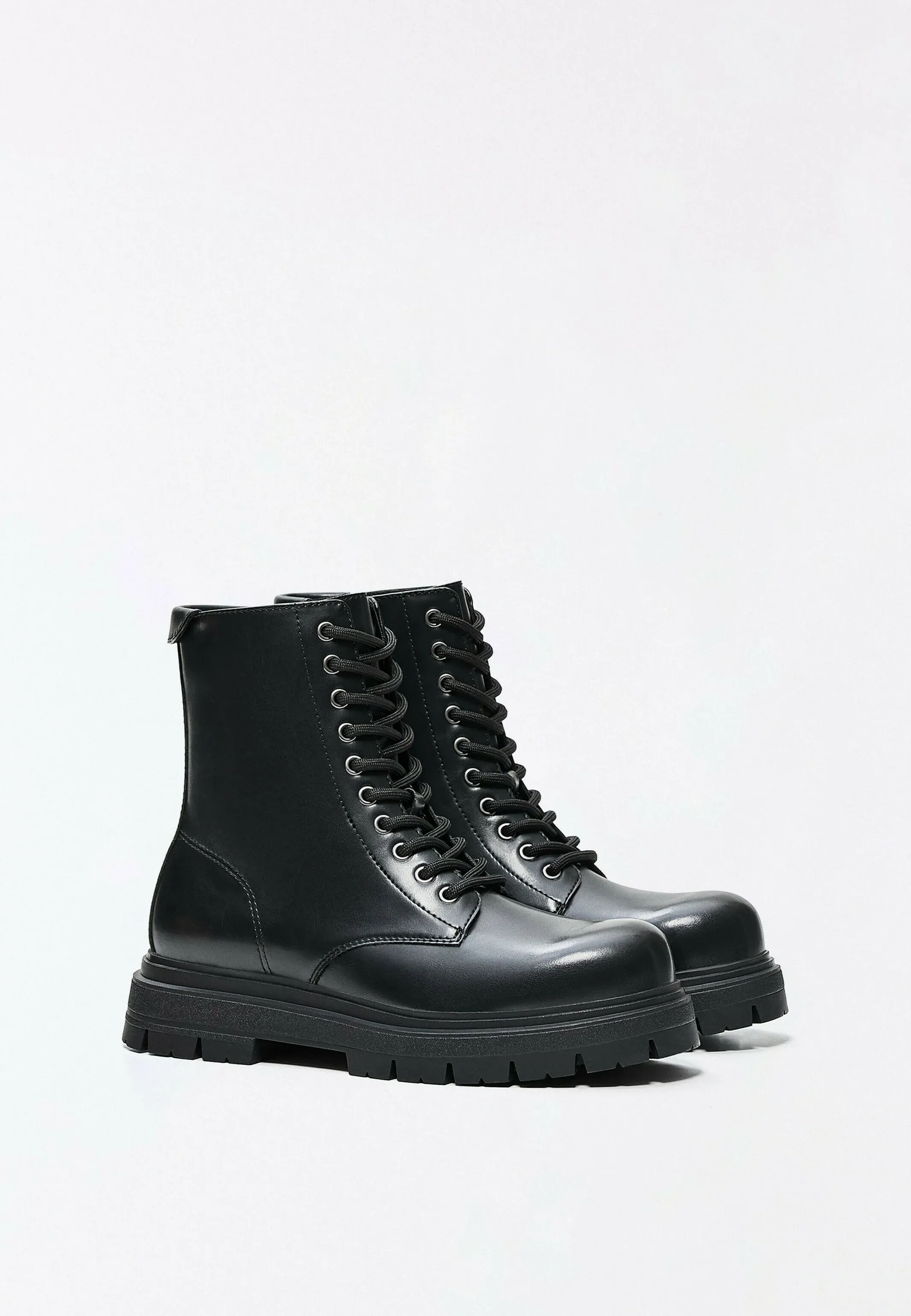 Bershka Bottes cheville lacées à talons bas noires