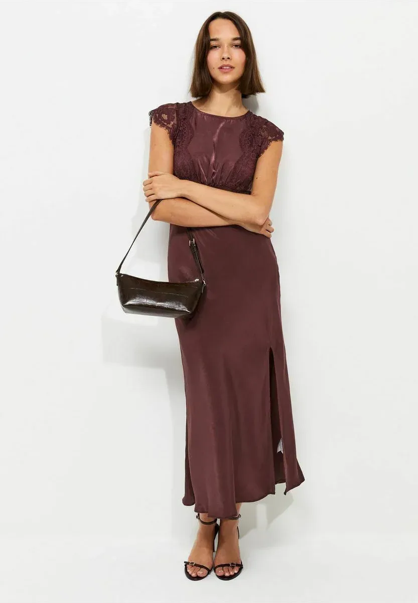 New Look Robe Midi à Manches en Dentelle Satin avec Fente pour Occasions Spéciales Bordeaux