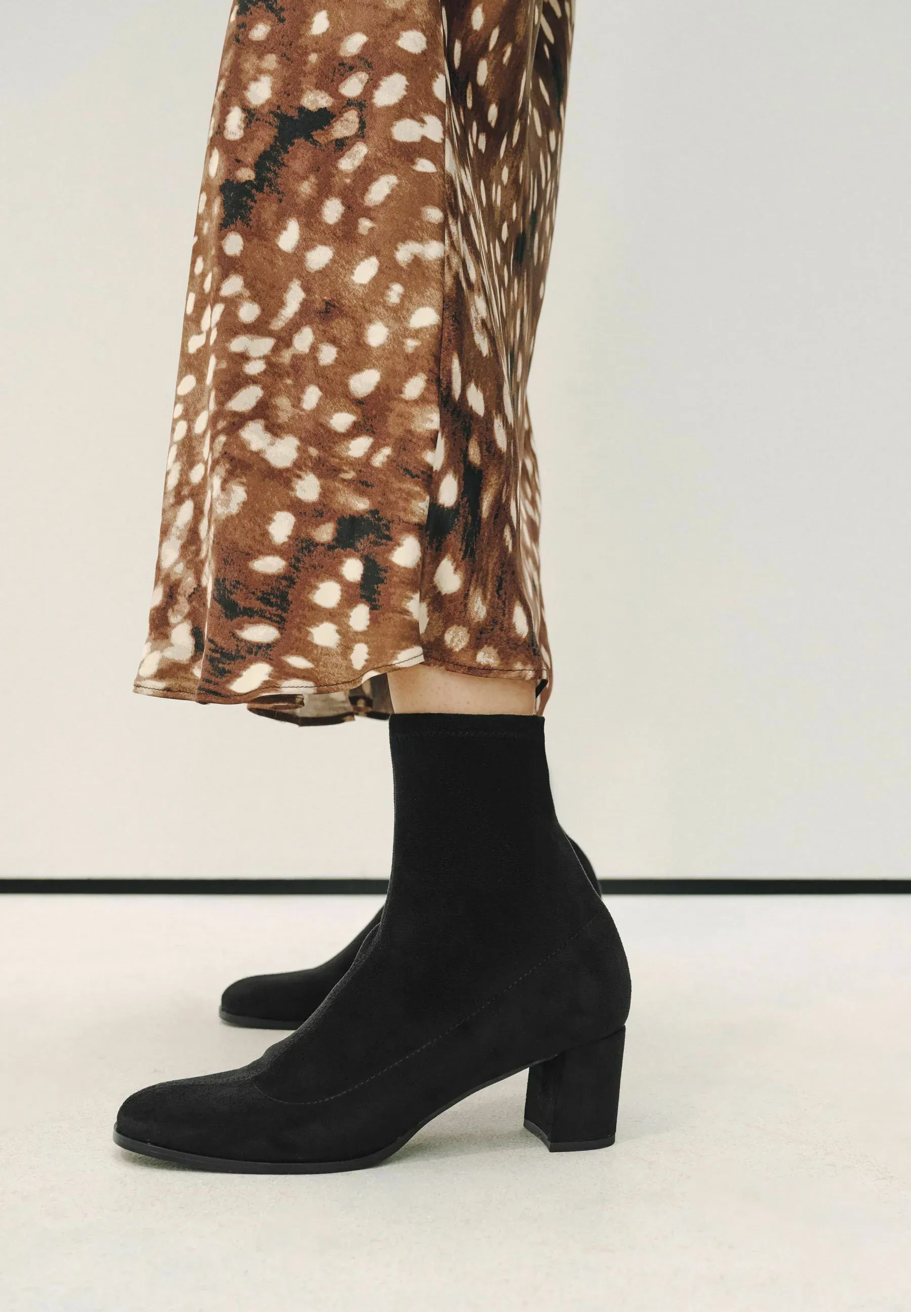 Next Bottes à brides à bout arrondi à effet confort permanent, taille régulière, stivaletti noirs