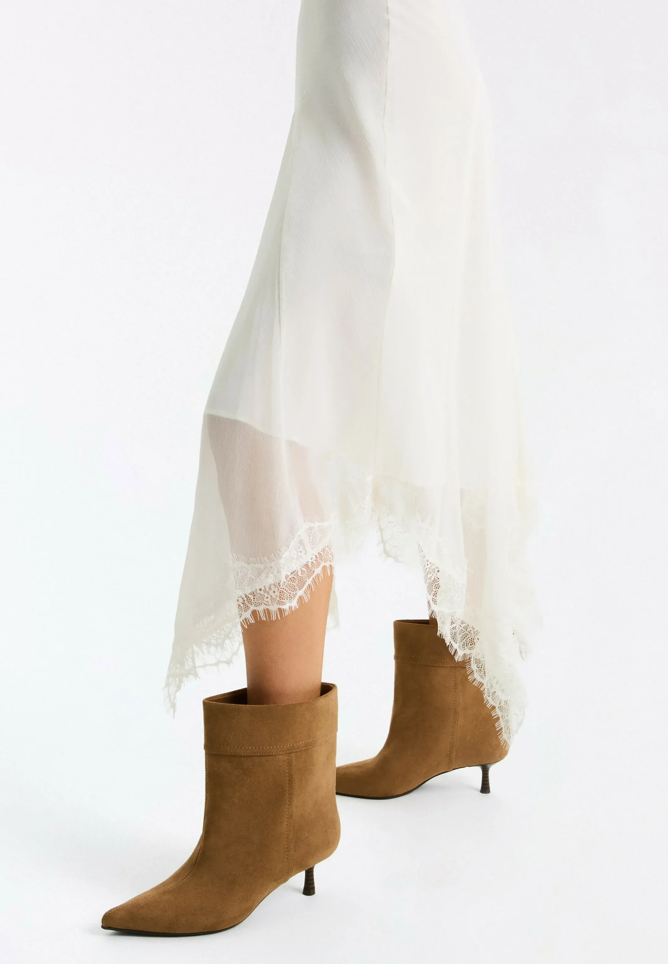 Bershka Bottes cheville à talon haut avec détail relevé Stivaletti Camel