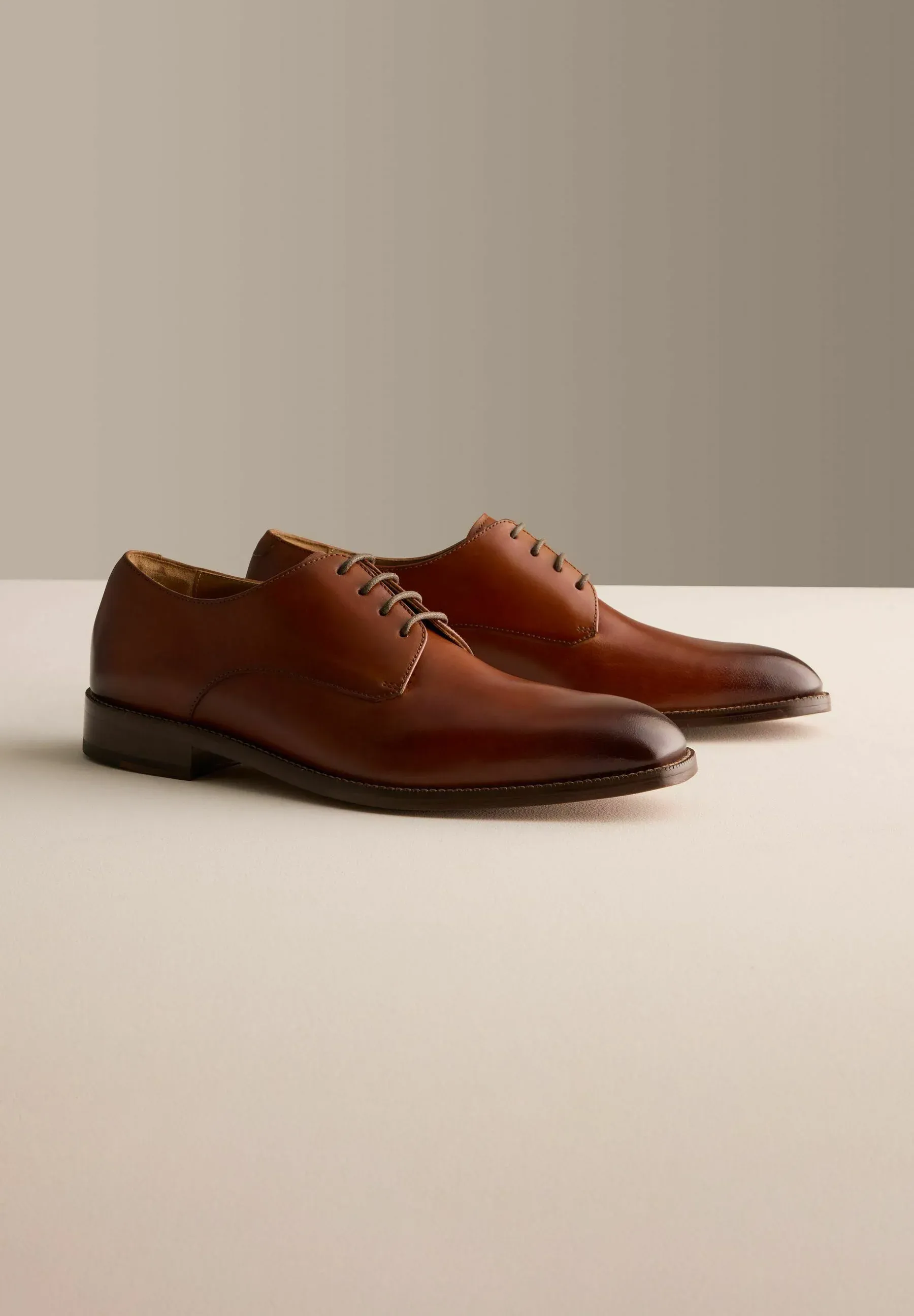Next Chaussures Derby à Semelle en Cuir Signature Coupe Régulière Lacets Taupe Brun