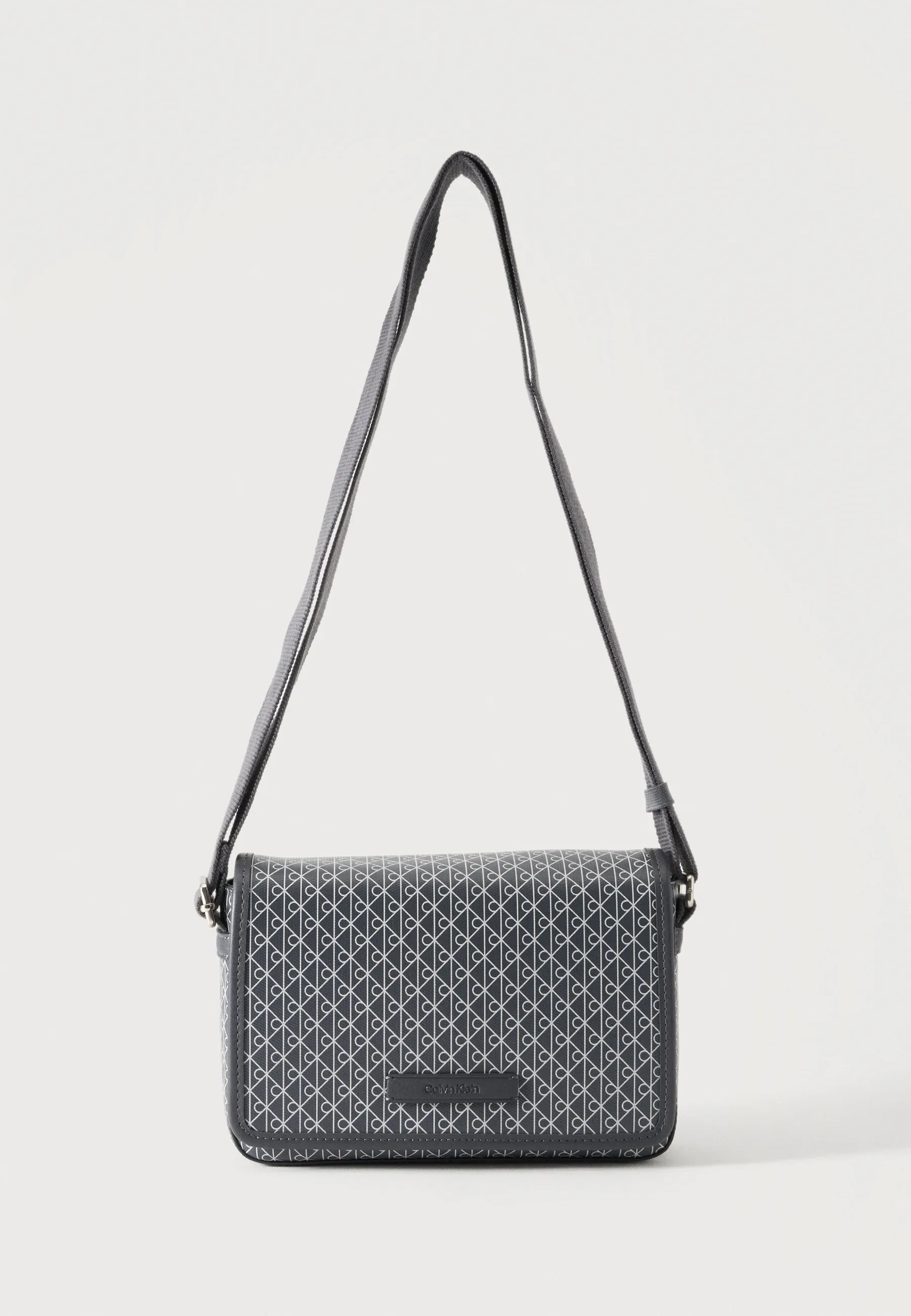 Calvin Klein Emblème Petite Bandoulière Bourse Gris Clair Tacheté Gris Clair