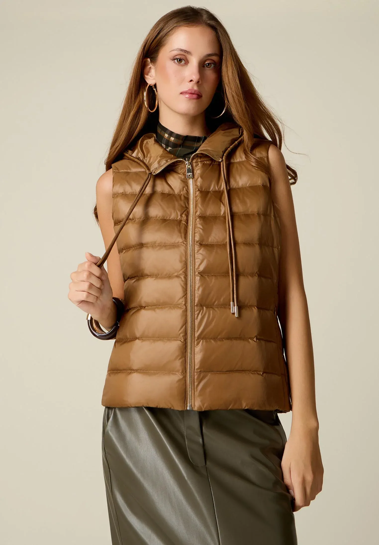Oltre Veste d’été sans manches avec capuche beige Oltre Veste d'été sans manches avec capuche beige