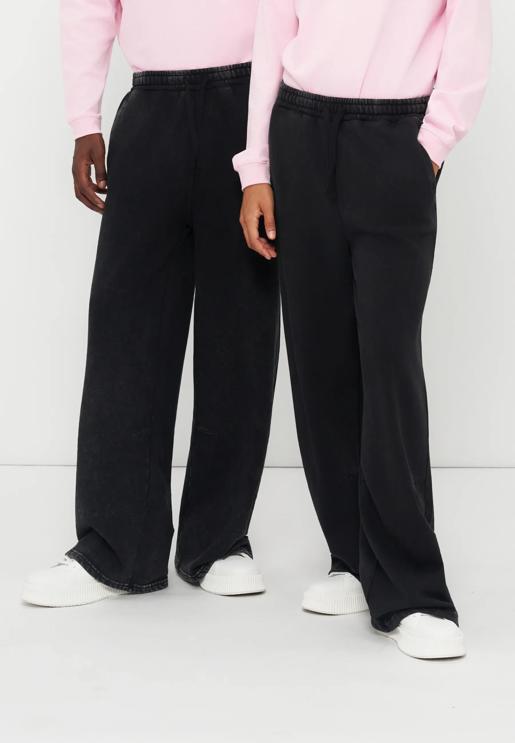 Yourturn By Zalando 2 pièces Pantalons de sport unisexe Noir