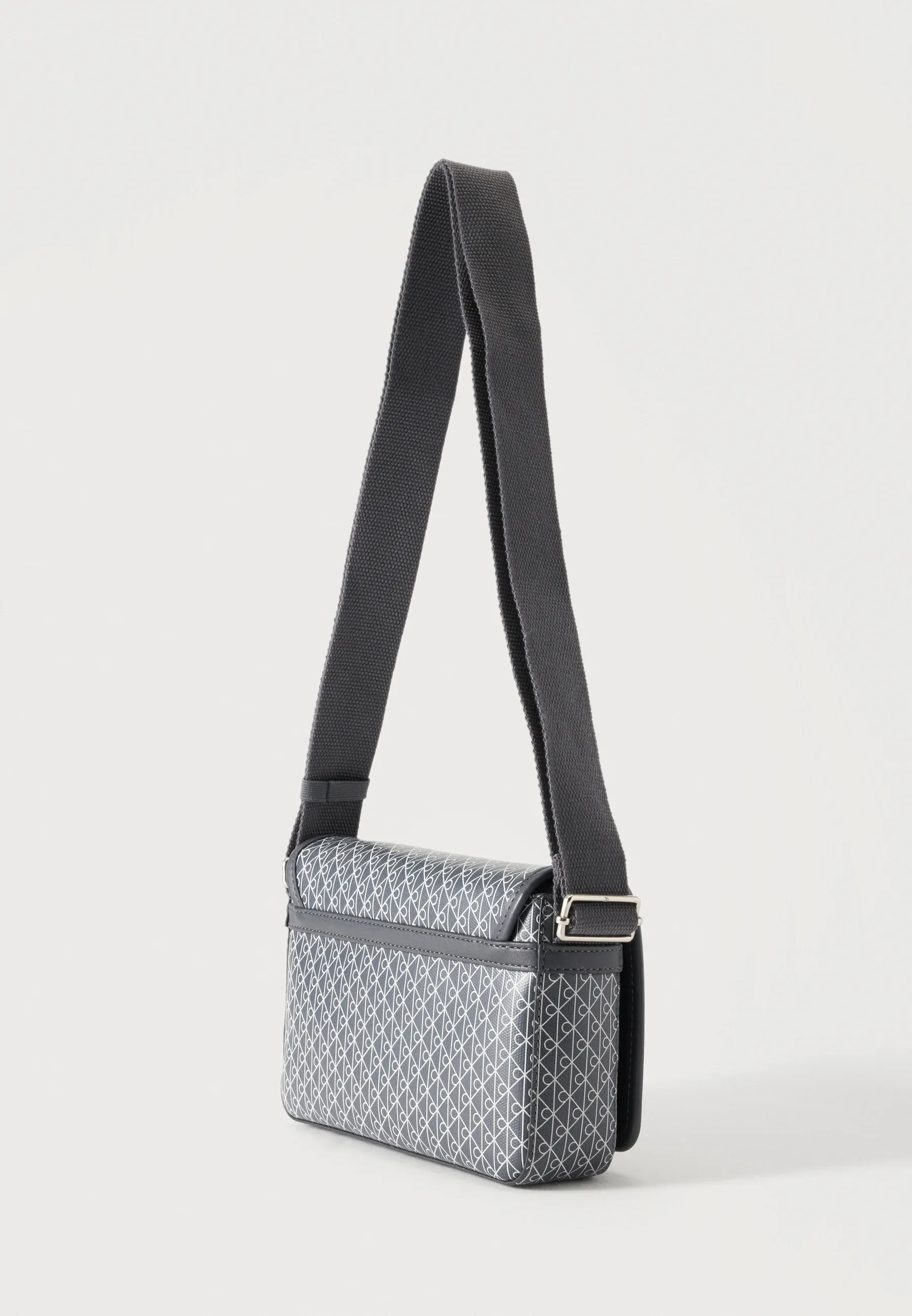 Calvin Klein Emblème Petite Bandoulière Bourse Gris Clair Tacheté Gris Clair