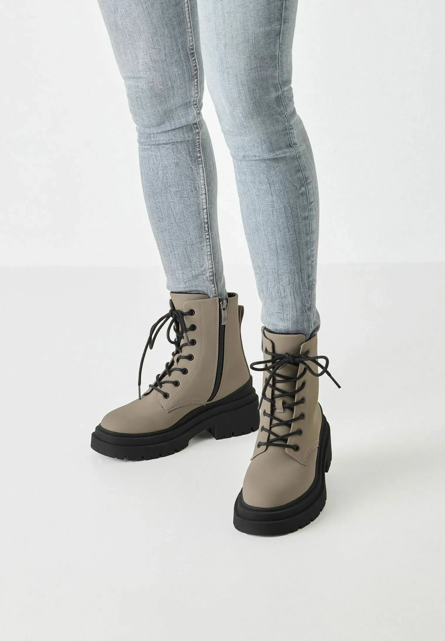 Tamaris Bottes à lacets Taupe