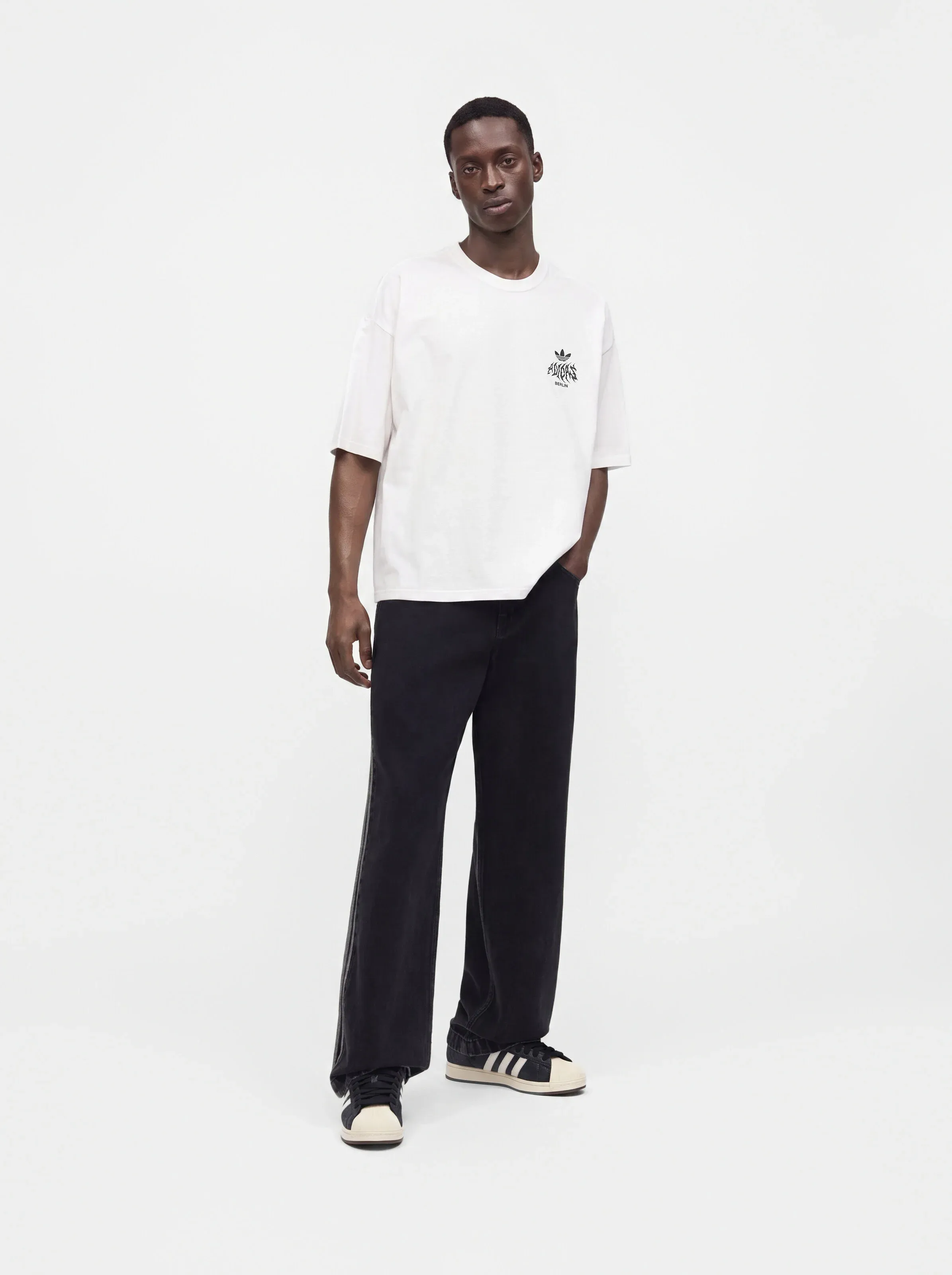 T-shirt unisexe Adidas Originals Berlin à imprimé blanc